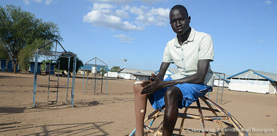Der 18-jährige Moses kommt aus dem Südsudan. Durch einen Schlangenbiss im Alter von 7 Jahren, musste sein rechtes Bein amputiert werden. Durch den Bürgerkrieg im Südsudan war er gezwungen, zu fliehen