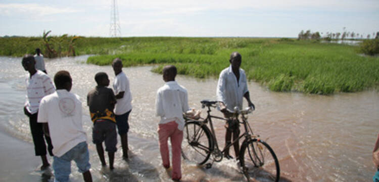 Flut Afrika: Menschen waten durch das Hochwasser