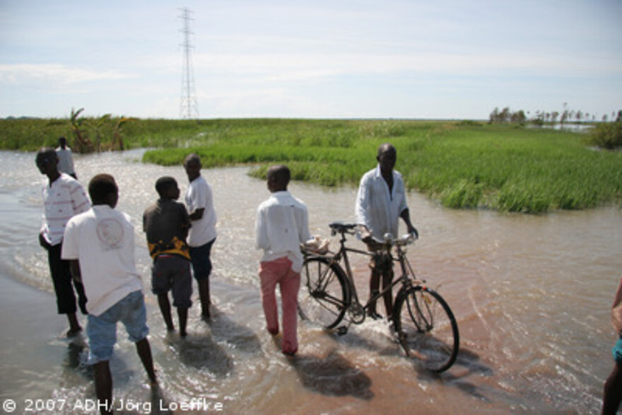 Flut Afrika: Menschen waten durch das Hochwasser