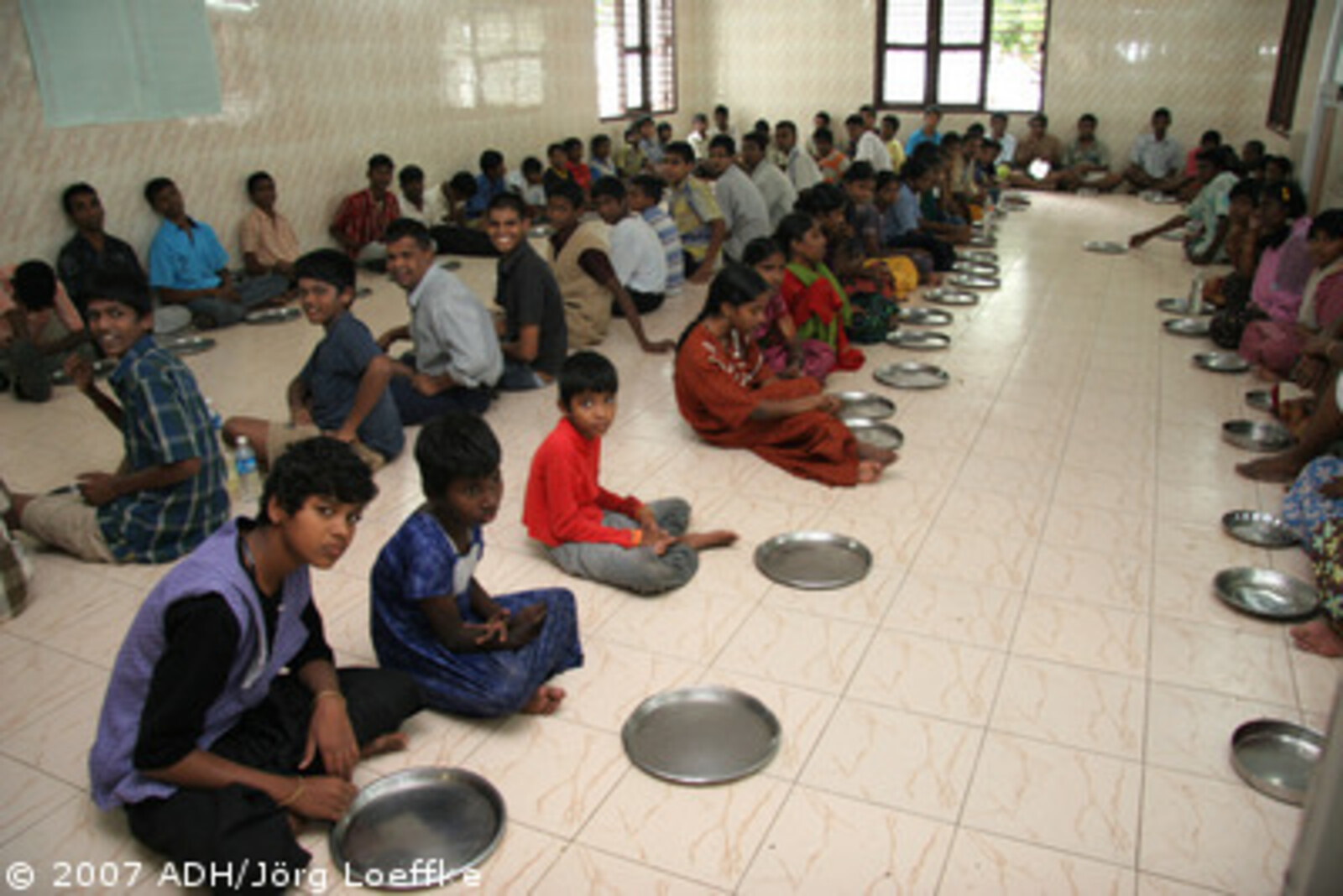 Tsunami-Hilfe Indien: Kinder im Life Help Centre im Essenssaal