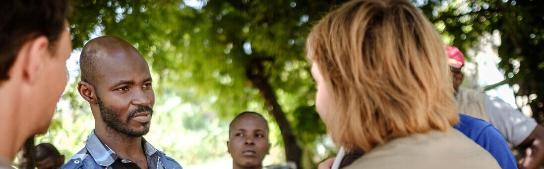 Mitarbeiter von Aktion Deutschland Hilft sprechen mit Bewohnern auf Haiti