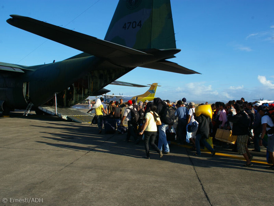 Nach wie vor verlassen viele Menschen das Katastrophengebiet