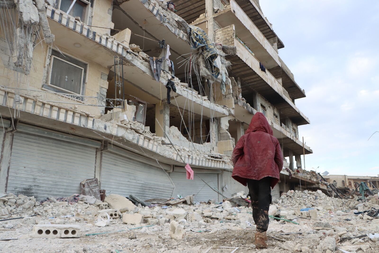 Ein Kind inmitten von Trümmern nach dem Erdbeben in der Türkei