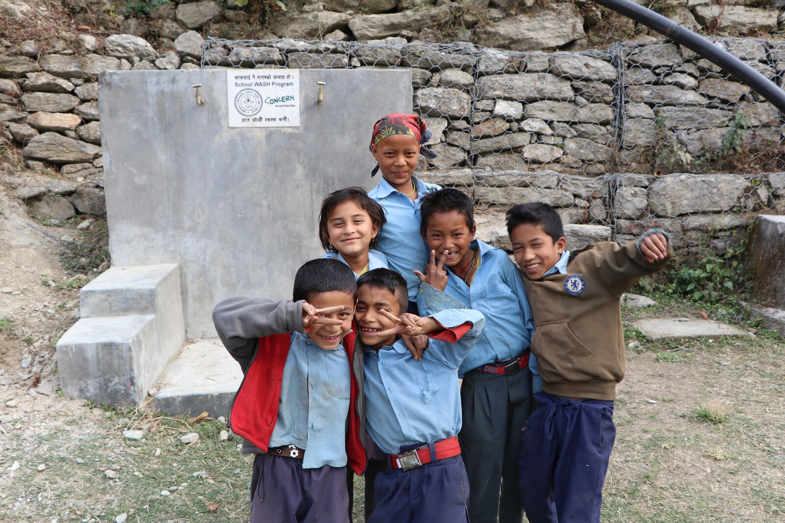 Kinder stehen vor einer Schule in Nepal.