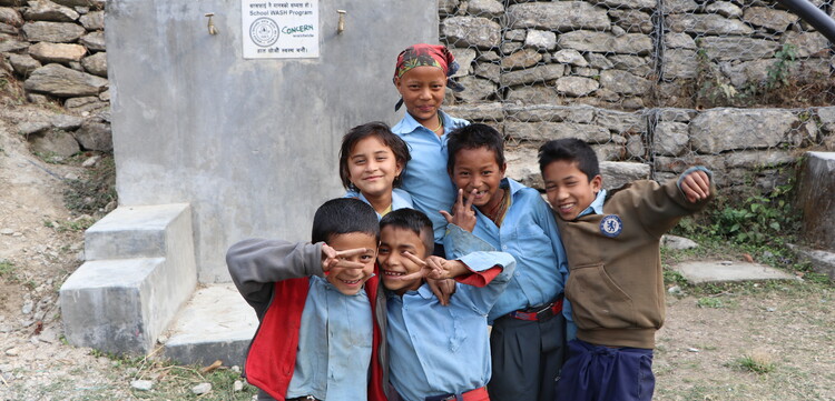 Kinder stehen vor einer Schule in Nepal.