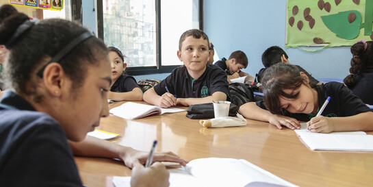 In einem Flüchtlingscamp im Libanon dürfen Kinder zu Schule gehen.