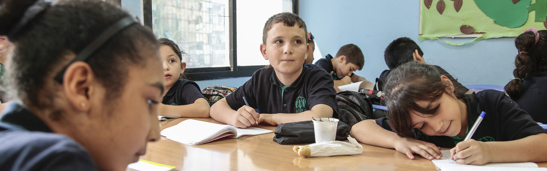In einem Flüchtlingscamp im Libanon dürfen Kinder zu Schule gehen.