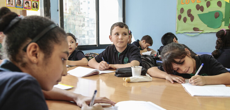 In einem Flüchtlingscamp im Libanon dürfen Kinder zu Schule gehen. In einem Flüchtlingscamp im Libanon dürfen Kinder zu Schule gehen.