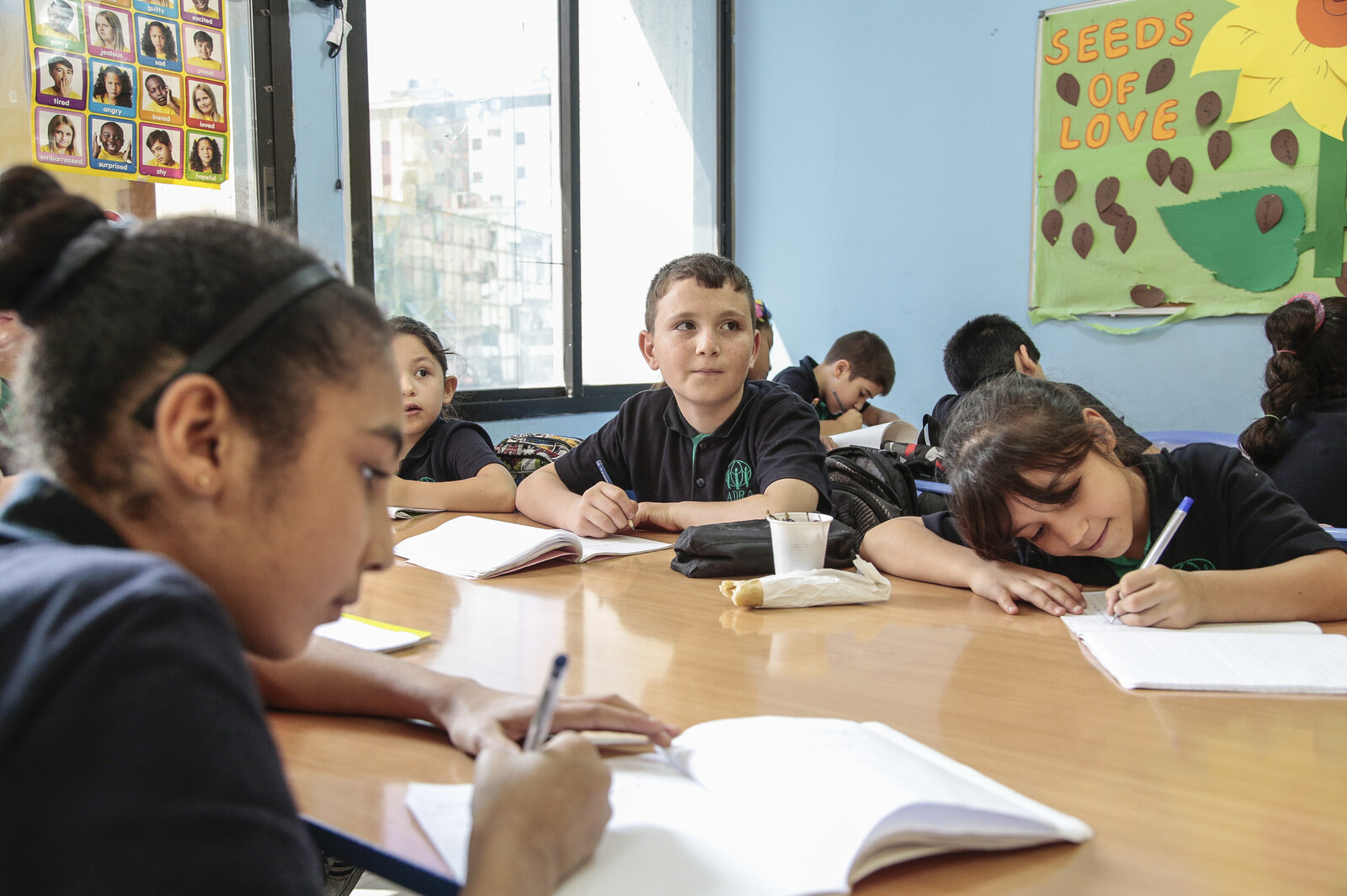 In einem Flüchtlingscamp im Libanon dürfen Kinder zu Schule gehen.