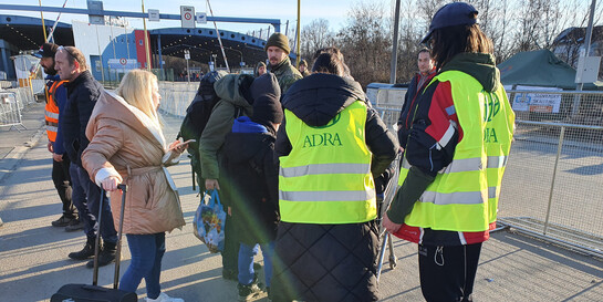 Helfende von ADRA empfangen Geflüchtete aus der Ukraine