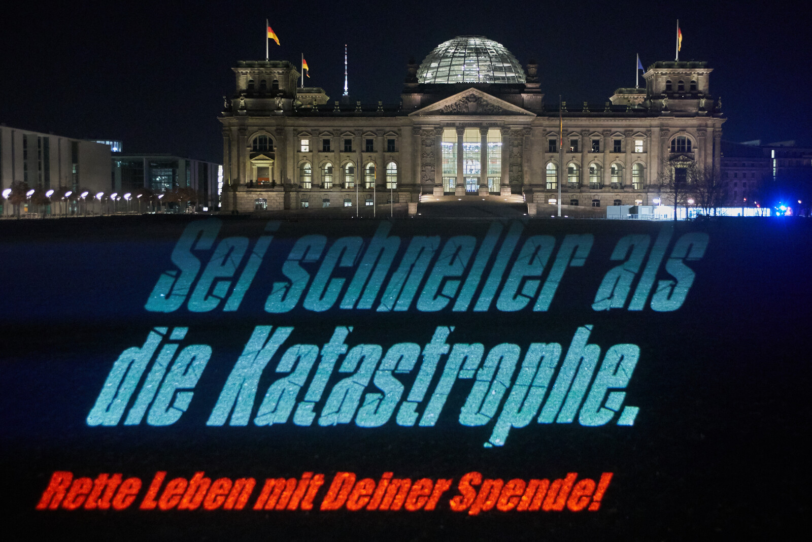 Lichtinstallation zur Katastrophenvorsorge am Berliner Reichstag