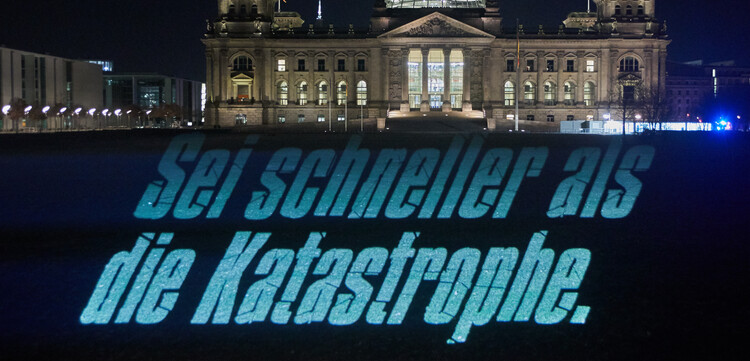 Lichtinstallation zur Katastrophenvorsorge am Berliner Reichstag