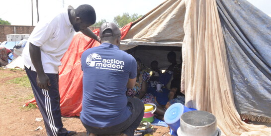 Helfer von action medeor vor Zelt in Flüchtlingscamp in Burundi