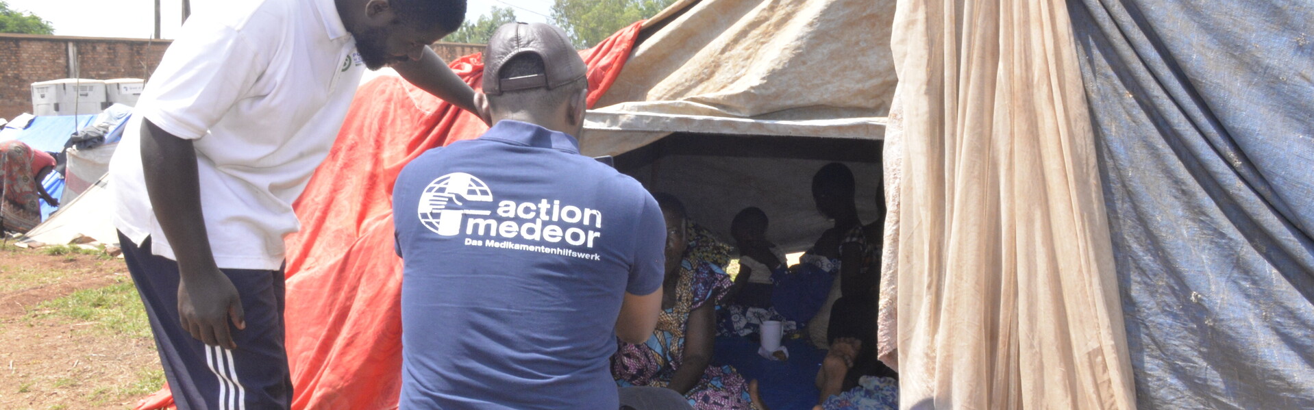 Helfer von action medeor vor Zelt in Flüchtlingscamp in Burundi
