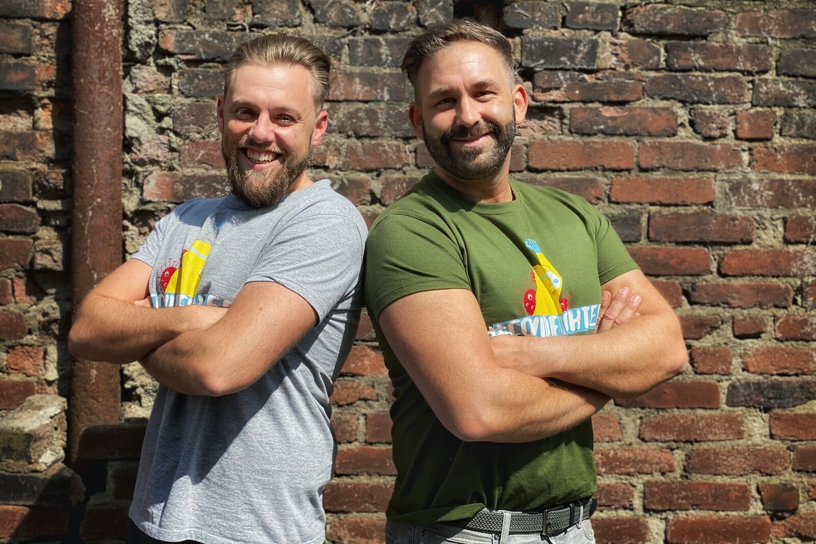 Die Krankenpfleger André Günther und André Theisen tragen Shirts ihrer #covidfighter-Kollektion