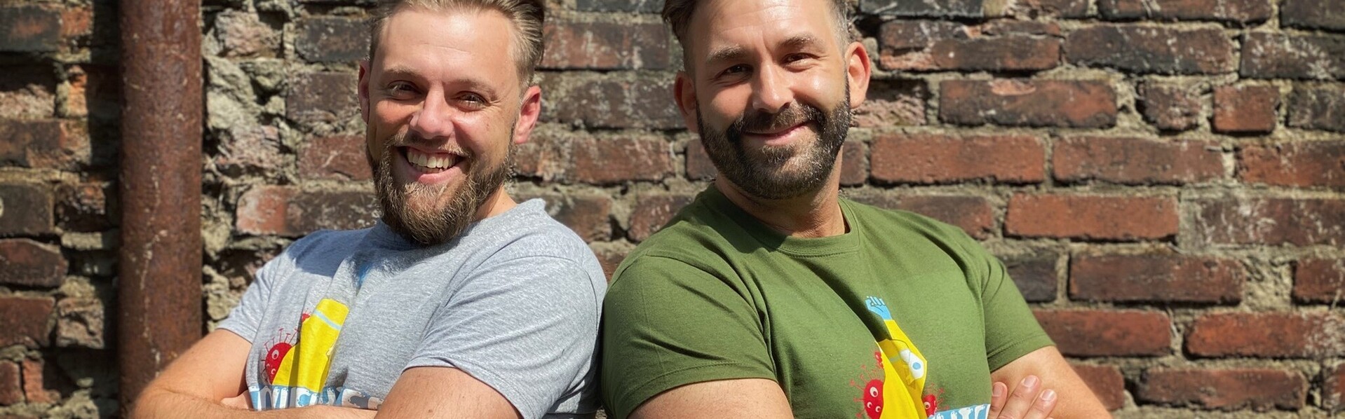 Die Krankenpfleger André Günther und André Theisen tragen Shirts ihrer #covidfighter-Kollektion