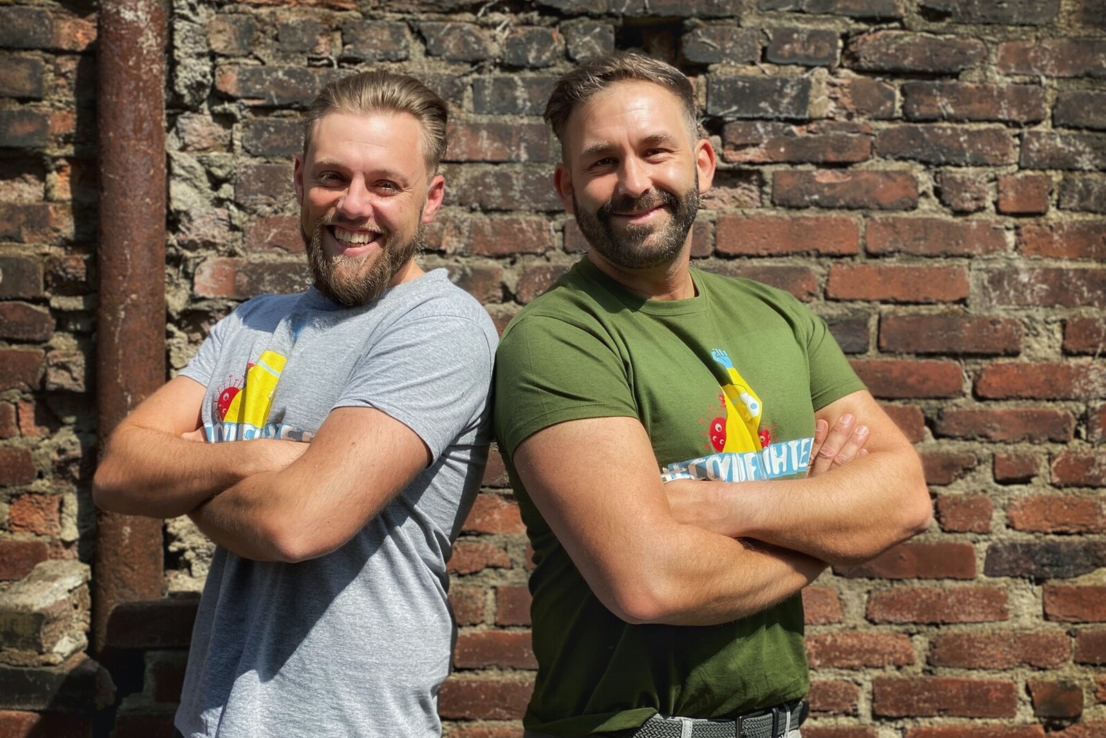 Die Krankenpfleger André Günther und André Theisen tragen Shirts ihrer #covidfighter-Kollektion