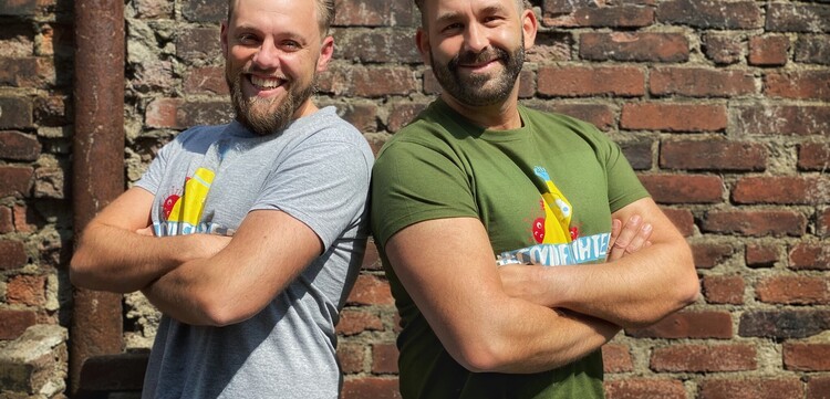 Die Krankenpfleger André Günther und André Theisen tragen Shirts ihrer #covidfighter-Kollektion