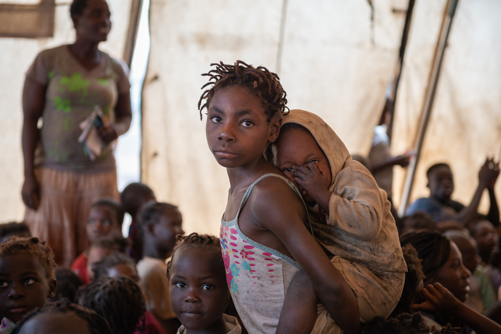 Zwei Kinder in Mosambik nach dem Zyklon Idai