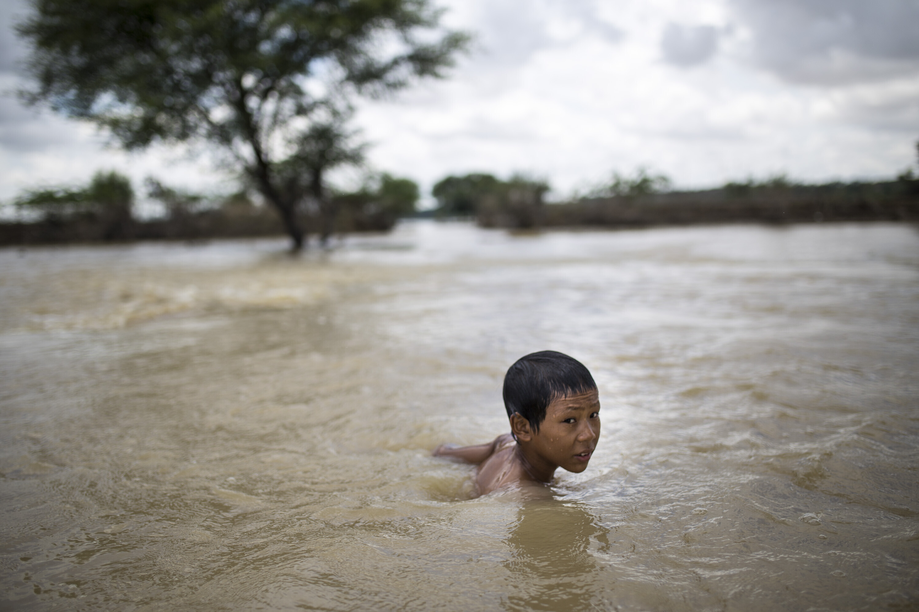 Ein Junge im Wasser während der Überschwemmungen 2015