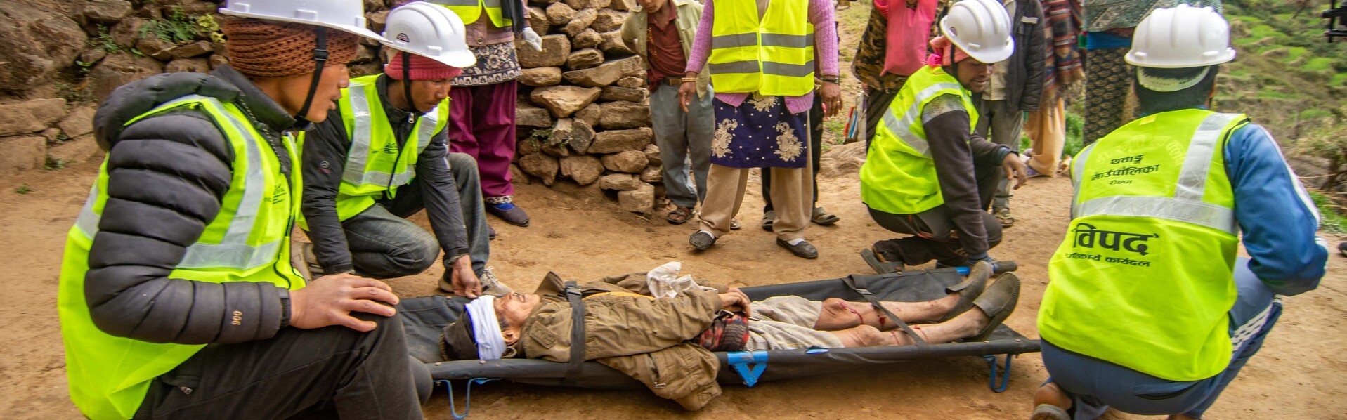 Bergbewohner in Nepal üben den Rettungseinsatz nach einer Katastrophe