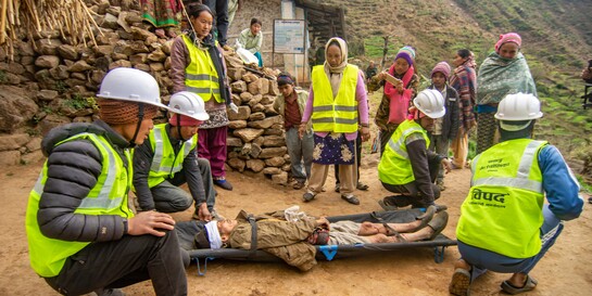 Bergbewohner in Nepal üben den Rettungseinsatz nach einer Katastrophe