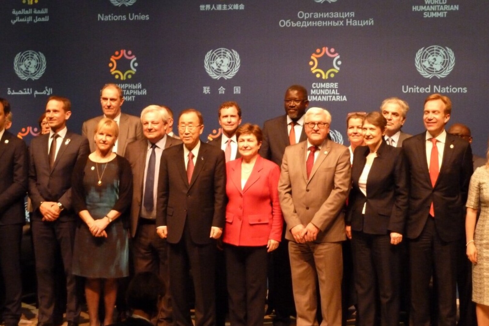 Die Teilnehmer des World Humanitarian Summits versammeln sich zu einem Gruppenfoto, darunter Frank-Walter Steinmeier.