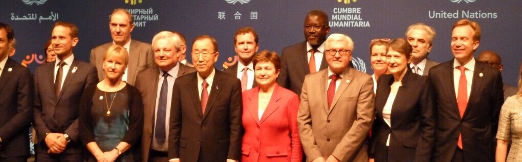 Die Teilnehmer des World Humanitarian Summits versammeln sich zu einem Gruppenfoto, darunter Frank-Walter Steinmeier.