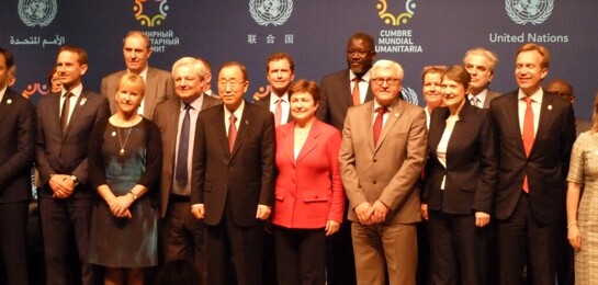 Die Teilnehmer des World Humanitarian Summits versammeln sich zu einem Gruppenfoto, darunter Frank-Walter Steinmeier.