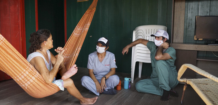 Mediziner versorgen die Menschen im Amazonas direkt zu Hause Mediziner versorgen die Menschen im Amazonas direkt zu Hause