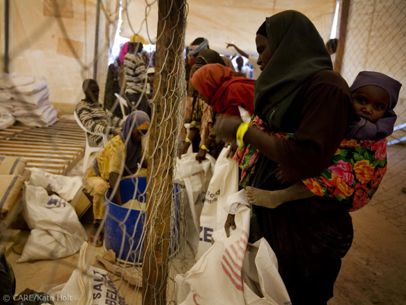 Im Camp Mogadischu sind Mitarbeiter von CARE International aktiv und verteilen Lebensmittel, Wasserkanister und Matratzen an Flüchtlinge.