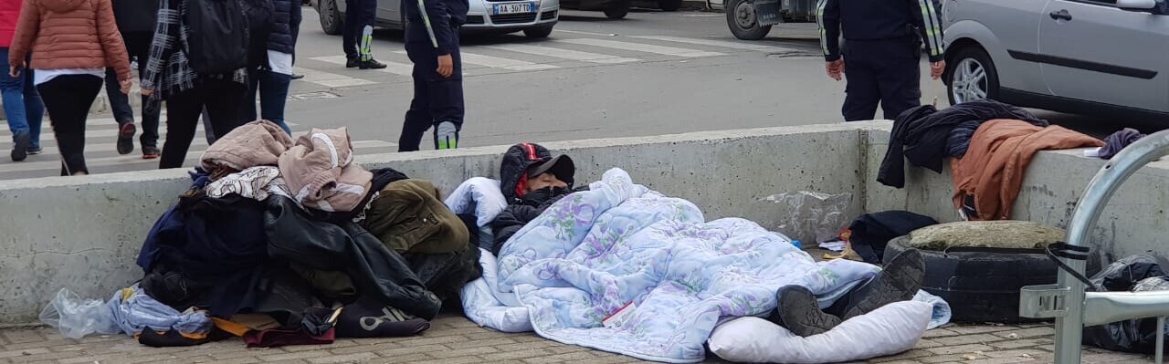 Menschen, die nach dem Erdbeben in Albanien ihr Zuhause verloren haben