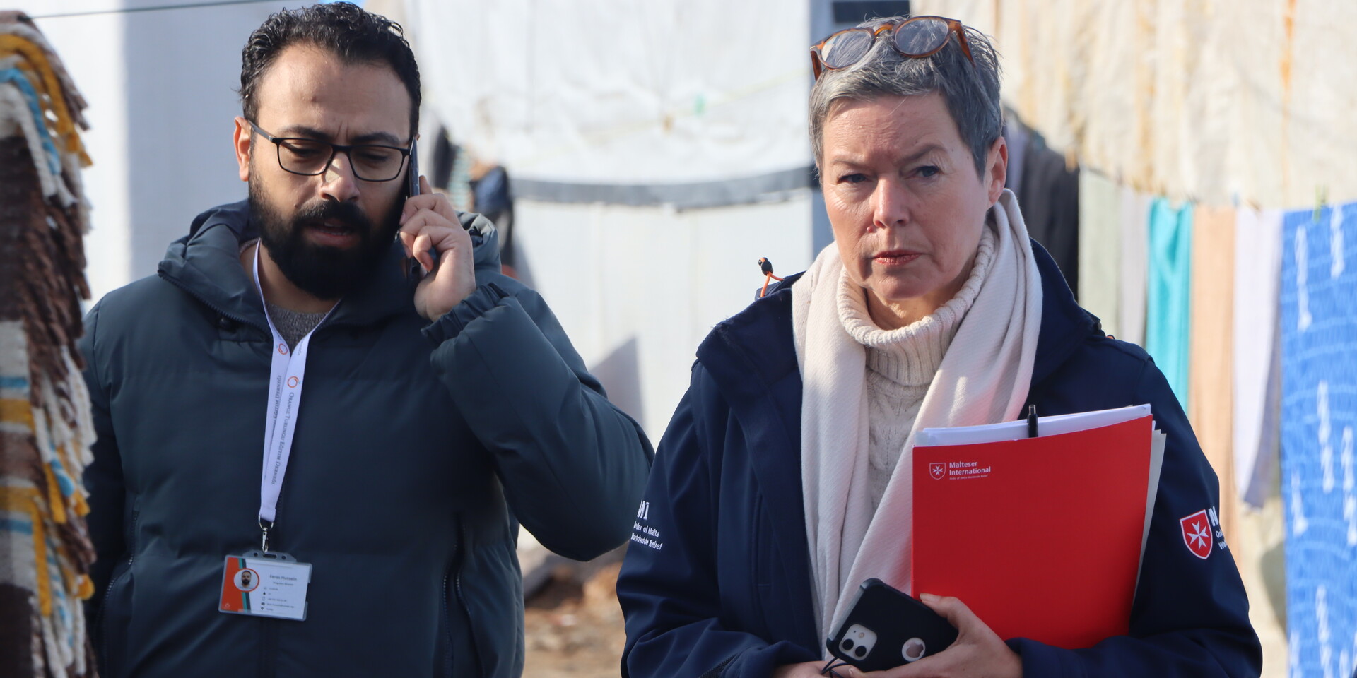 Katahrina Kiecol und Feras Hussein von der türschischen Hilfsorganisation Orange beim Besuch eines Flüchtlingscamps in der Türkei © Orange/Malteser International Katahrina Kiecol und Feras Hussein von der türschischen Hilfsorganisation Orange beim Besuch eines Flüchtlingscamps in der Türkei © Orange/Malteser International
