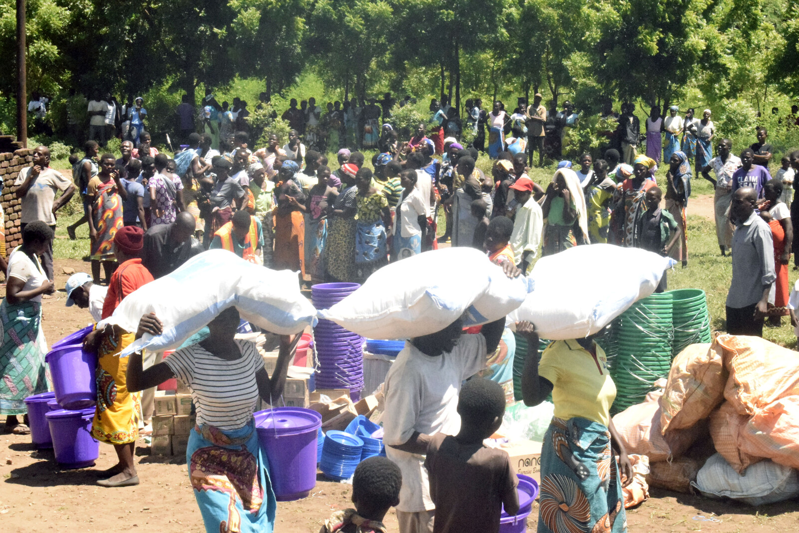 Frauen in Malawi haben Hilfsgüter erhalten