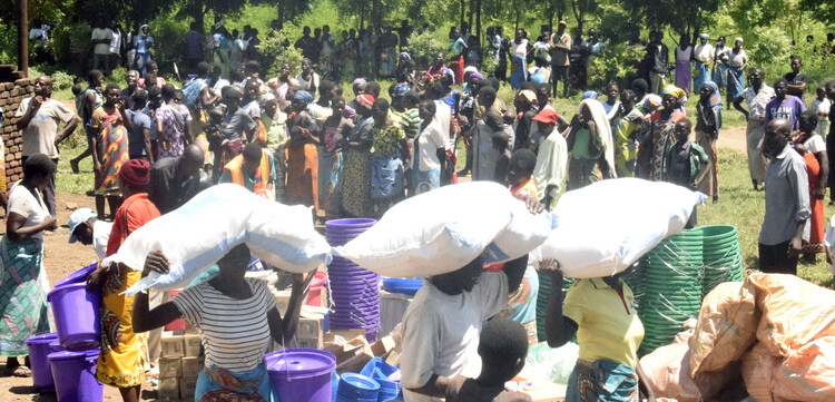 Frauen in Malawi haben Hilfsgüter erhalten Frauen in Malawi haben Hilfsgüter erhalten