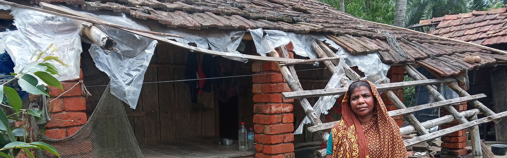 Rita Halder vor ihrer zerstörten Hütte im Dorf Talar, gelegen im Distrikt Satkhira im Südwesten von Bangladesch 