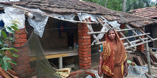 Rita Halder vor ihrer zerstörten Hütte im Dorf Talar, gelegen im Distrikt Satkhira im Südwesten von Bangladesch 