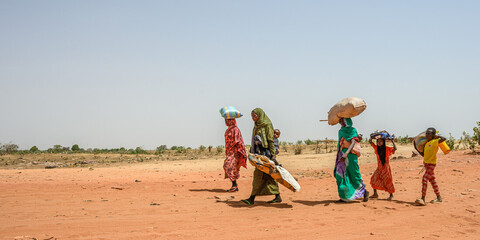 Menschen aus dem Sudan auf der Flucht