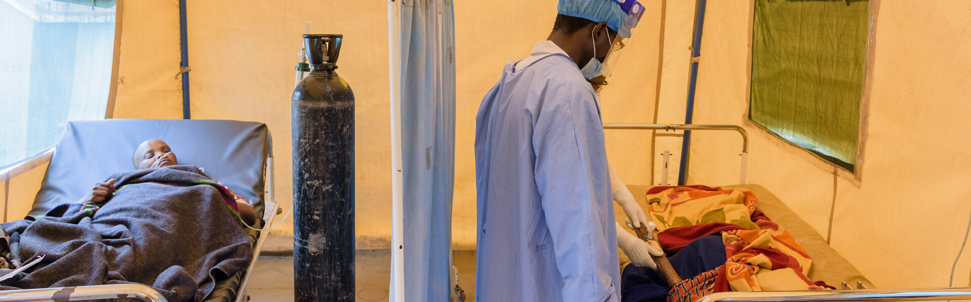 Corona-Nothilfe: Ein Arzt versorgt Patienten in Tansania