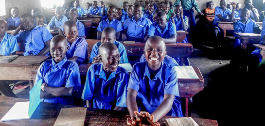 In einem Flüchtlingscamp in Uganda können diese Kinder aus dem Südsudan wieder zur Schule gehen.