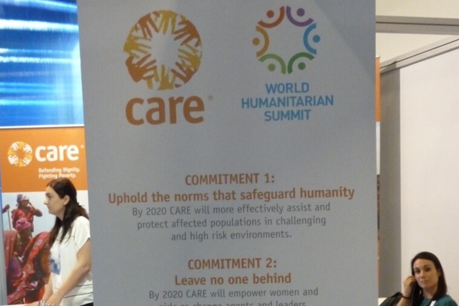 CARE stellt in der großen Halle des World Humanitarian Summit ihr Engagement aus.