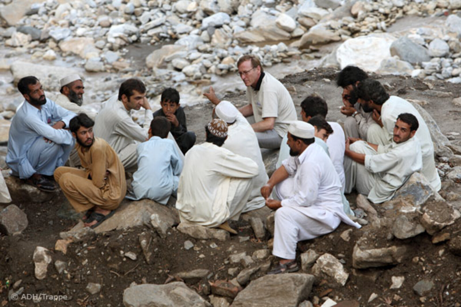 029pakistan-trappe-maenner Flut Pakistan: