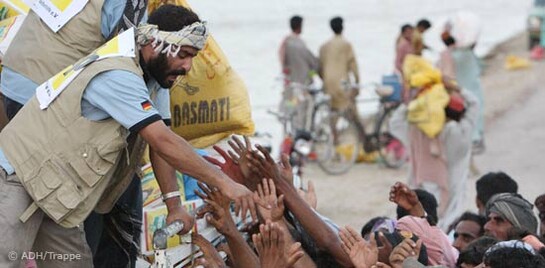 Flut Pakistan: HELP verteilt Nahrungsmittel