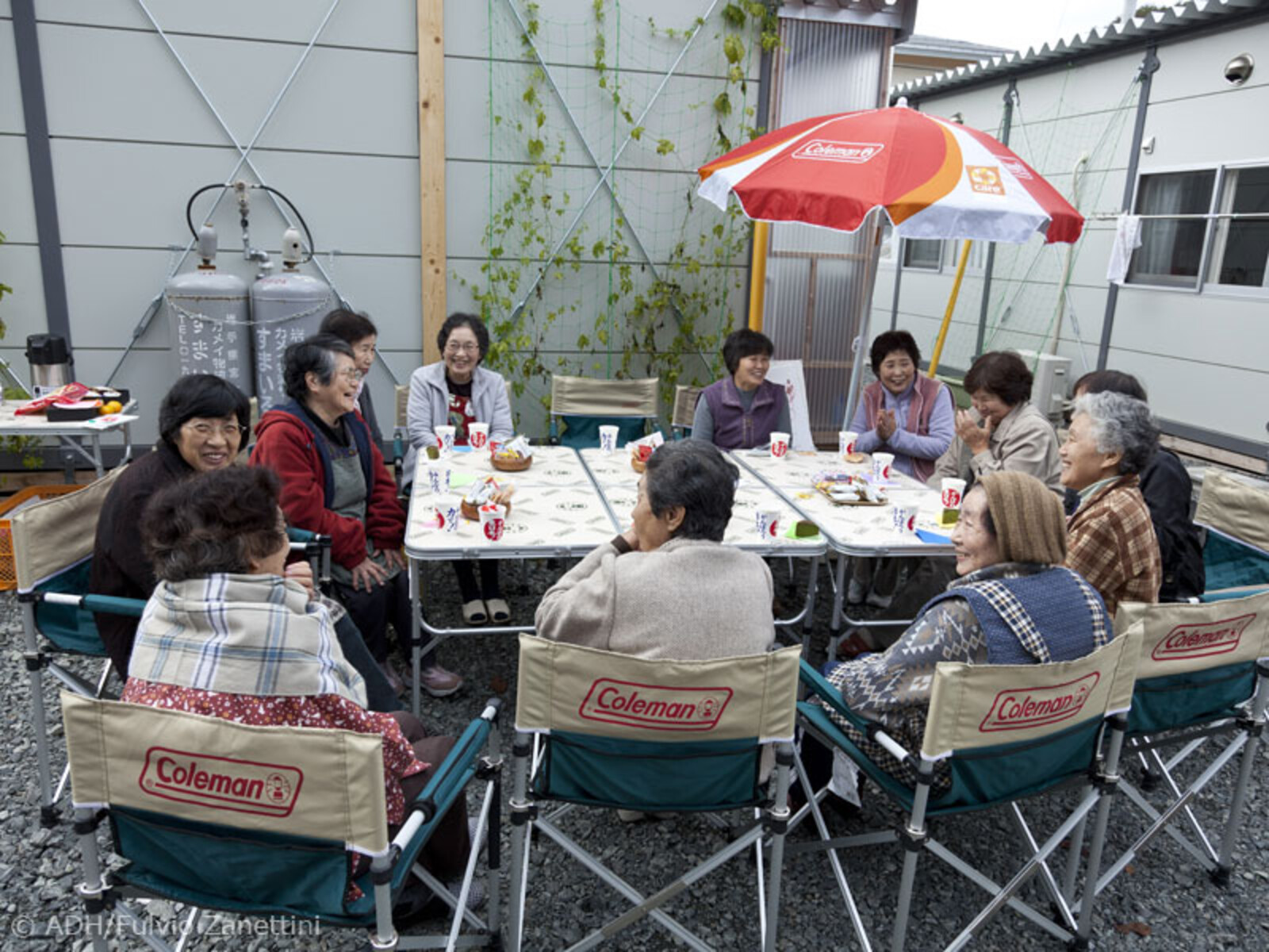 Im Community Café von CARE können die Menschen aus Yamada sich über ihre Erlebnisse berichten und gegenseitig austauschen