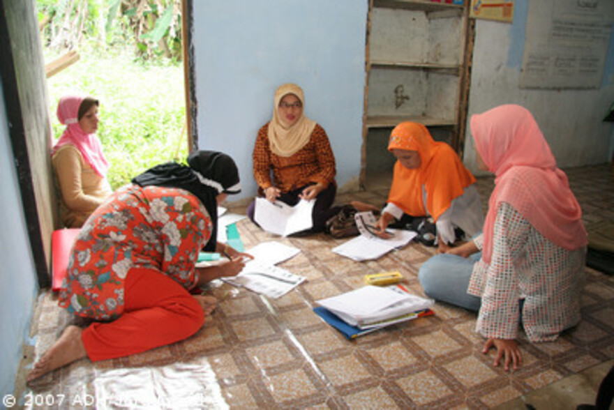 Tsunami-Hilfe Indonesien: ehrenamtliche Hebammen während der Ausbildung in Gampong Leung Buloh