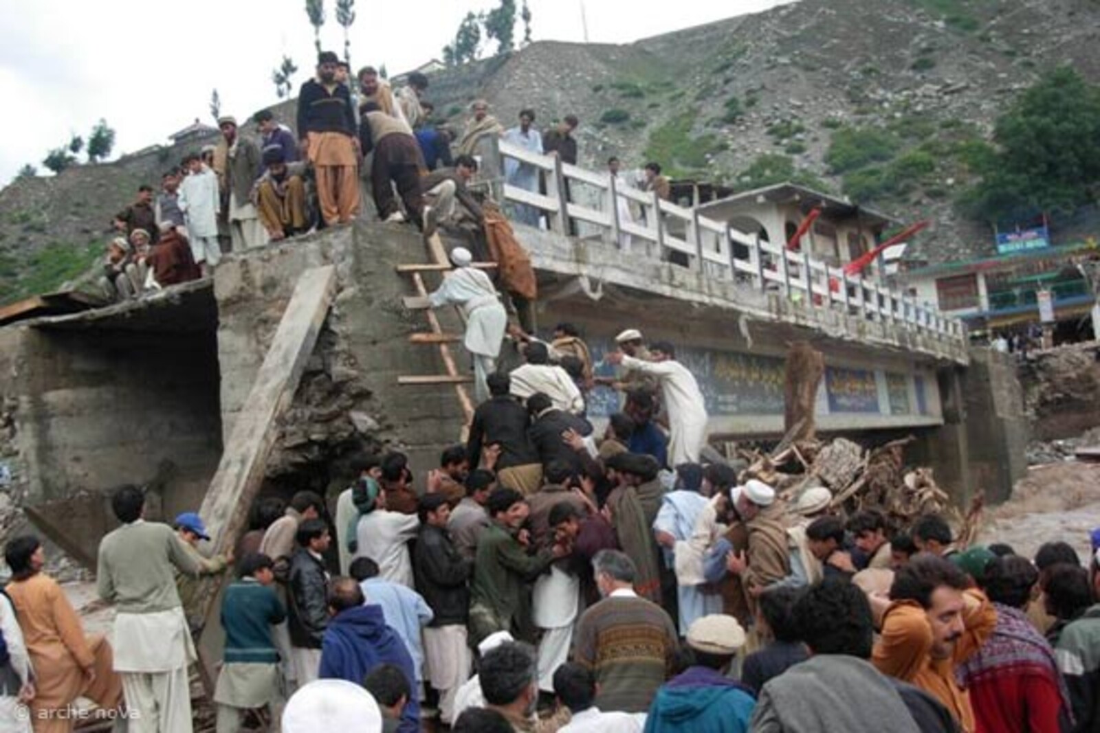 bruecke Flut Pakistan: Nur wenige Bauten sind stbil genug, um den Wassermassen standzuhalten.