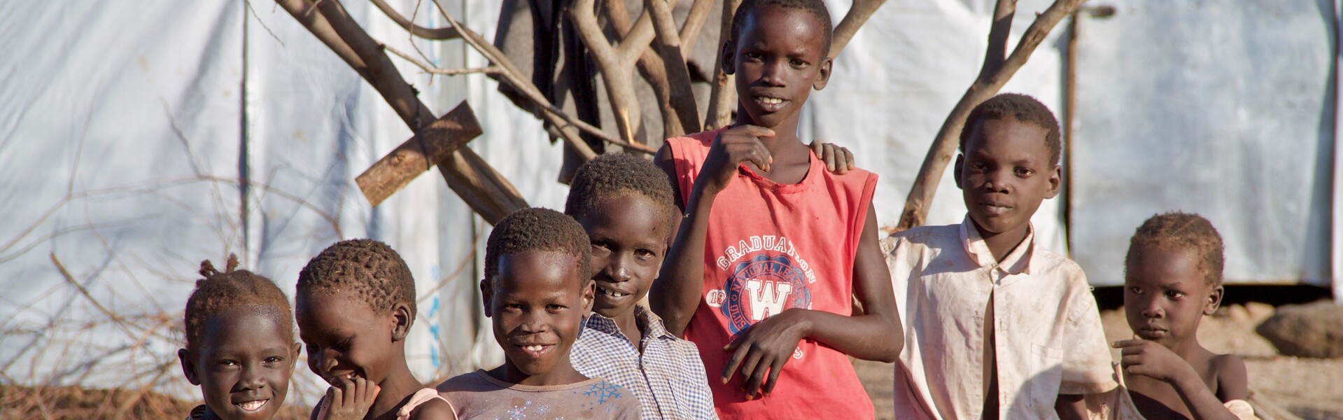 Eine Gruppe von Kindern steht in Kakuma. Sie sind Betroffene des Hungers in Afrika