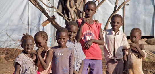Eine Gruppe von Kindern steht in Kakuma. Sie sind Betroffene des Hungers in Afrika