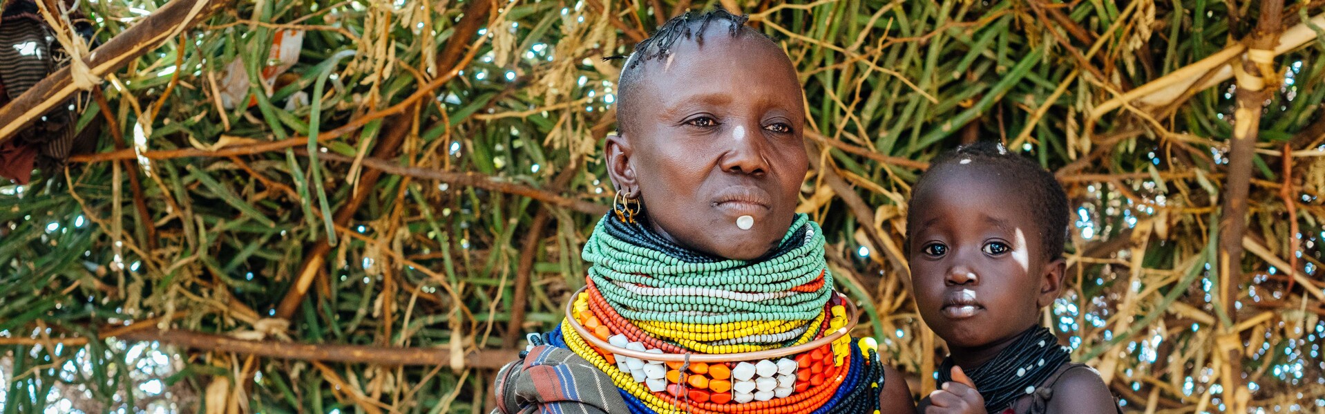 Eine Frau in Kenia hält ihr Kind im Arm - sie kann es dank Ihrer Spende ernähren