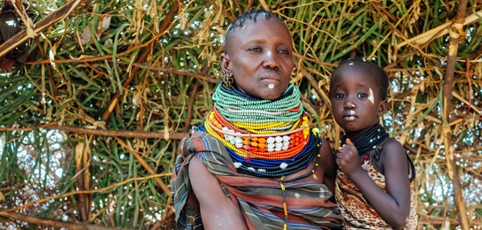 Eine Frau in Kenia hält ihr Kind im Arm - sie kann es dank Ihrer Spende ernähren